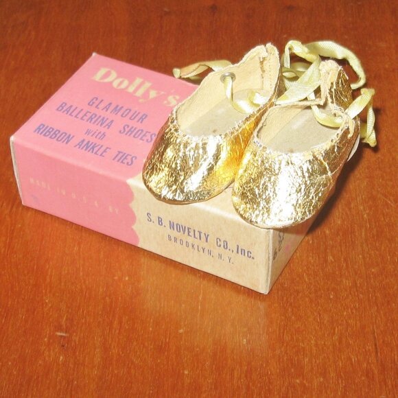 Vintage Dolly's Gold Slippers w Original Box Finest Doll Shoes Accessory - Picture 1 of 16